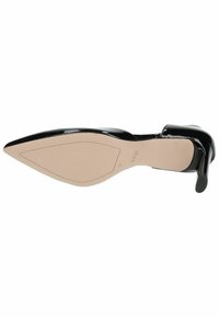 Escarpin en cuir verni noir avec un bout pointu et un talon stiletto fin. Tige lisse avec une semelle beige et un minimalisme dans les détails de marque.