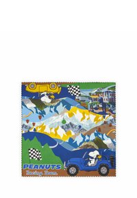 Tissu sur le thème des Peanuts mettant en avant Snoopy dans un jeep bleu, une voiture jaune, des montagnes et un drapeau à damier, avec des couleurs vives et des motifs ludiques.
