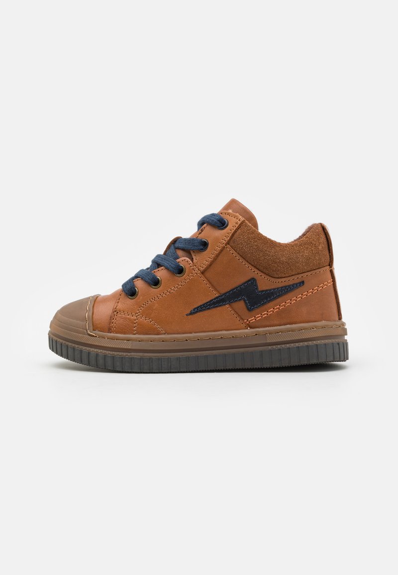 Baskets en cuir marron avec des lacets bleus, bout en caoutchouc et semelle gris foncé. Présente un accent en forme d'éclair de couleur bleu foncé sur le côté.