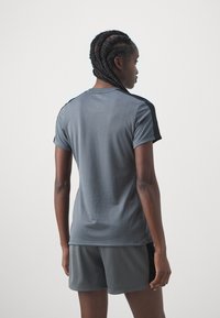 Nike Performance TOP BRANDED - Spordi T-särk - iron grey black sunset pulse