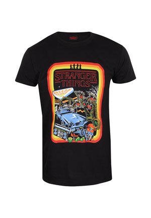 Sort bomulds T-shirt med et farverigt "Stranger Things" grafik med et arkade-tema, retrobil, monstre og gaming-elementer.