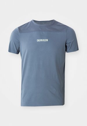 Tricou pentru bărbați, cu mânecă scurtă, de culoare albastru închis, realizat dintr-un material fin. Prezintă o textură din plasă pe umeri și un logo alb "CALVIN KLEIN" în centru.