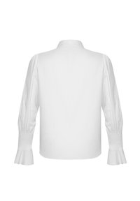 Bílá bavlněná blůza s pohledem zezadu, s nabíranými rukávy a nařasenými manžetami. Design je jednoduchý s klasickým límečkem.