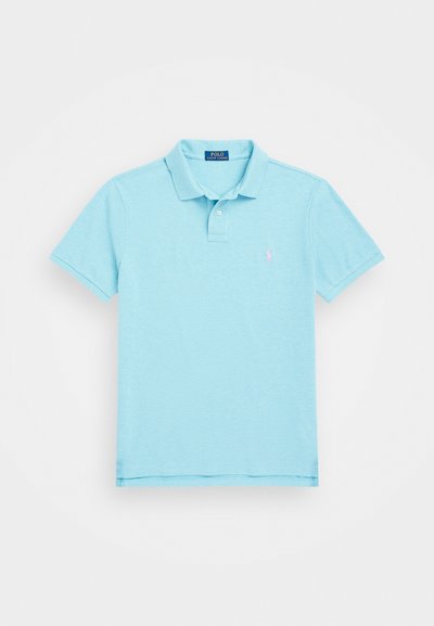 Gaiši zils polo krekls ar īsām piedurknēm, ar apkakli un mazu izšūtu logotipu uz krūšu. Izgatavots no strukturēta auduma.
