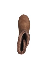 Botas de ante marrón con punta redonda, forro de piel suave y parte superior con puño. La suela es plana y tiene un mínimo de dibujo. Detalle de costura único visible.