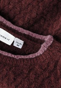Pull en tricot bourgogne avec une finition texturée, doté d'un col en rib lilas. L'étiquette indique une taille de 1½ à 2 ans et mesure 92 cm.