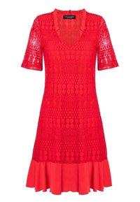 Červené šaty s krajkovým vzorem v oblasti těla, krátkými rukávy, výstřihem do V a rozšířeným lemem s volánkovým detailem.