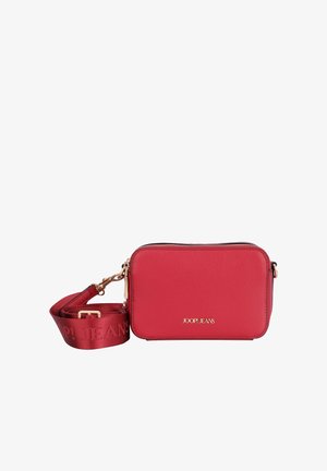 Borsa a tracolla sintetica rossa con una finitura testurizzata, accessori in oro e una tracolla removibile con il nome del marchio impresso. Chiusura con zip.