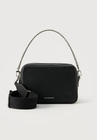 Borsa a mano in pelle nera con superficie testurizzata, chiusura a zip e manico a catena color argento. Dotata di tracolla in tessuto nero staccabile e logo.