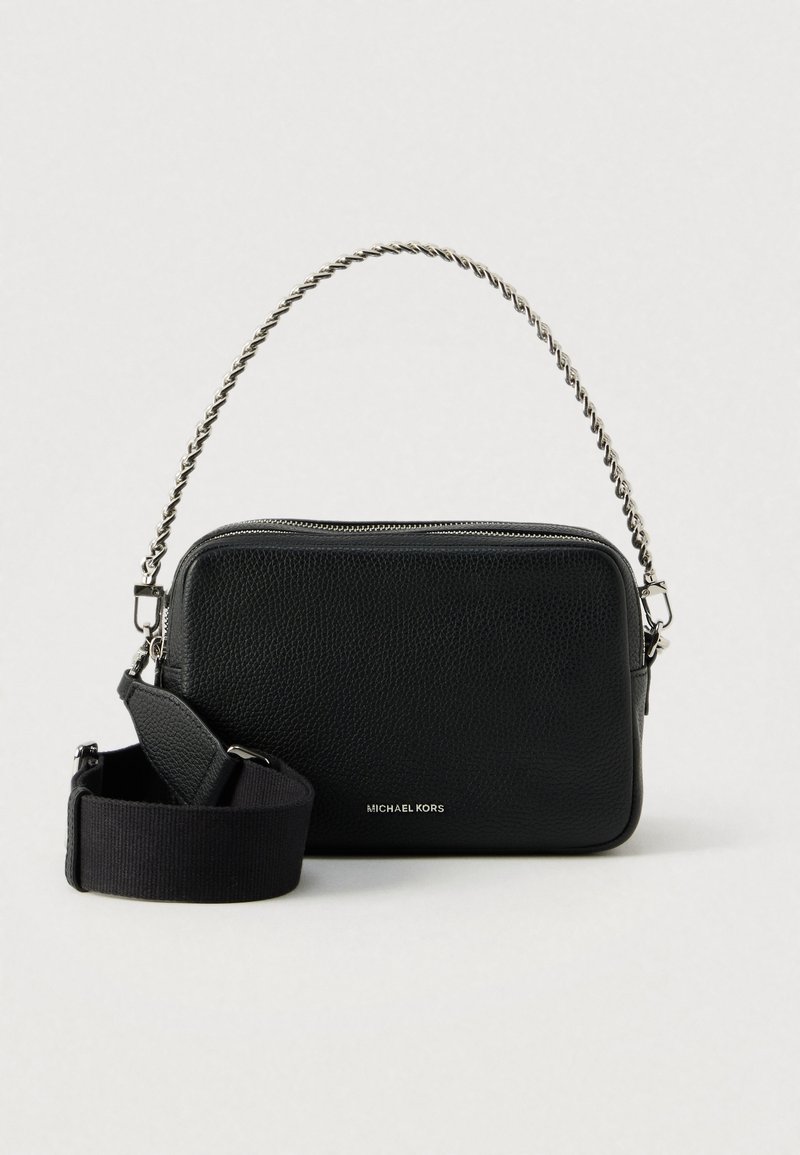 Borsa a mano in pelle nera con superficie testurizzata, chiusura a zip e manico a catena color argento. Dotata di tracolla in tessuto nero staccabile e logo.