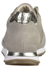 Baskets en suède gris avec un accent argenté métallisé au talon, des détails texturés, une semelle intermédiaire blanche et une semelle extérieure en caoutchouc.