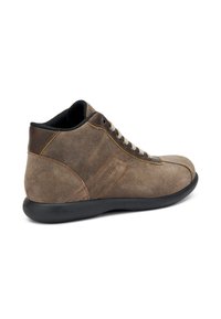 Botines de ante marrón hasta el tobillo con punta redondeada, diseño de cordones y suela de goma oscura. Los detalles de costura mejoran la textura y la apariencia general.