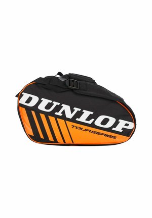 Borsa sportiva Dunlop Tour Series nera e arancione con tracolla e logo vistoso sul lato.