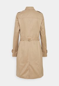 Beige trenchcoat met een riem, gemaakt van een gladde stof. Bevat schouderepauletten, lange mouwen en een rechte rug.