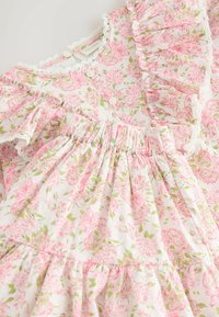 Ružové a zelené kvetinové bavlnené šaty a sukňový set s volánovými rukávmi, elastickým pásom a bielou čipkou na golieri a rukávoch.