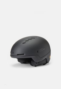 Casco negro con acabado mate, que presenta orificios de ventilación, correas ajustables y el logo de la marca, diseñado para la seguridad y la comodidad.