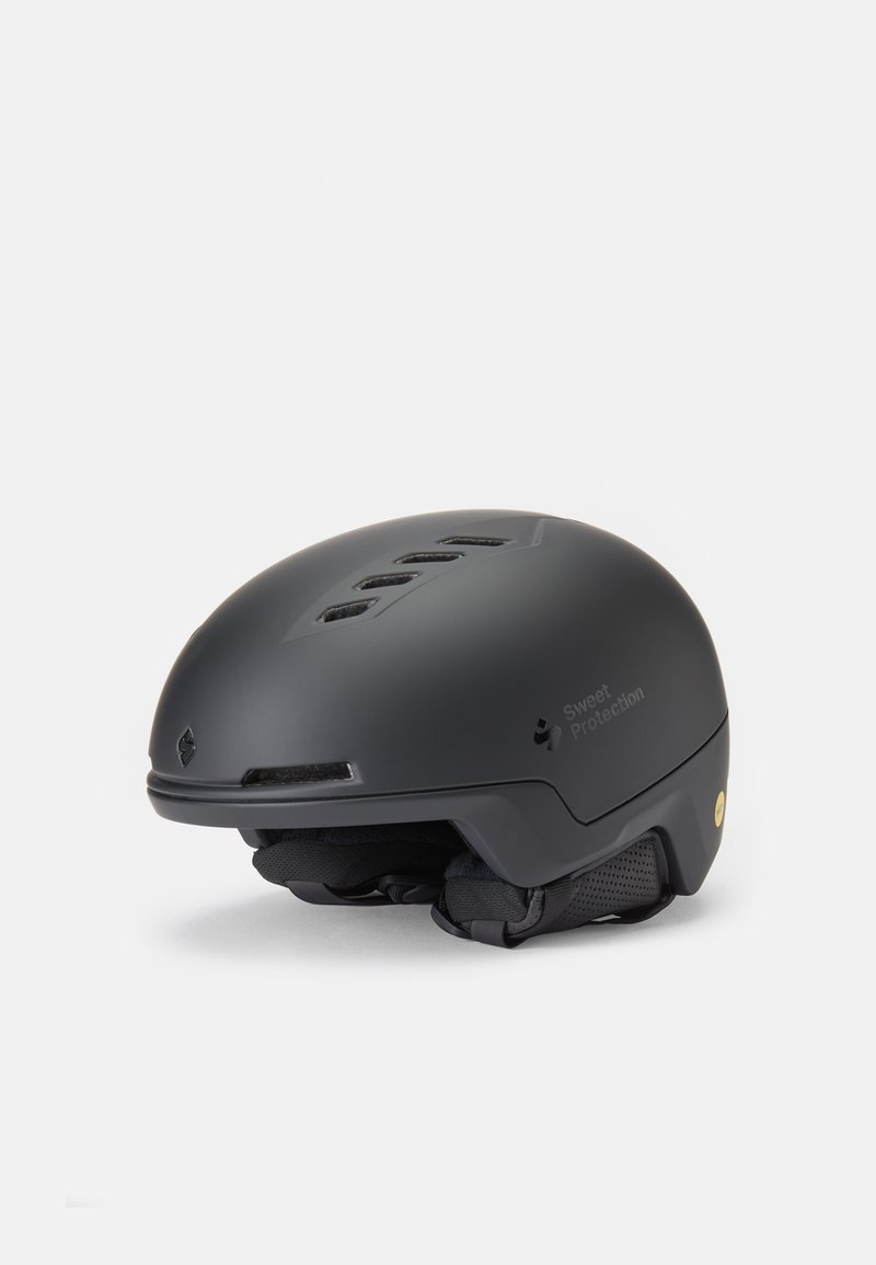 Casco negro con acabado mate, que presenta orificios de ventilación, correas ajustables y el logo de la marca, diseñado para la seguridad y la comodidad.
