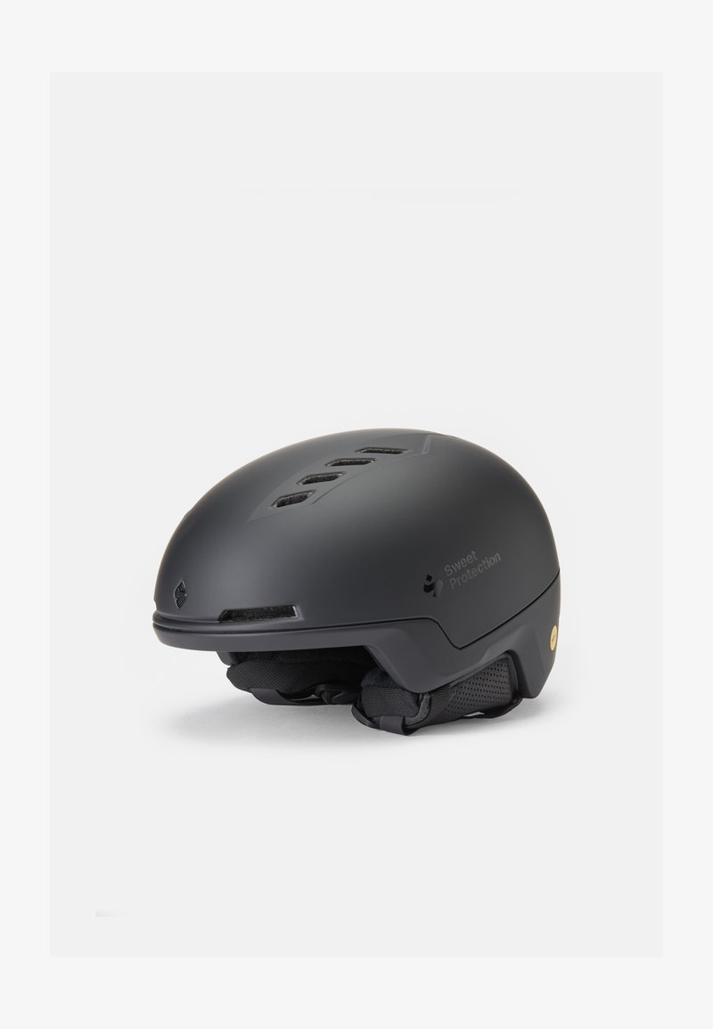 Casco negro con acabado mate, que presenta orificios de ventilación, correas ajustables y el logo de la marca, diseñado para la seguridad y la comodidad.