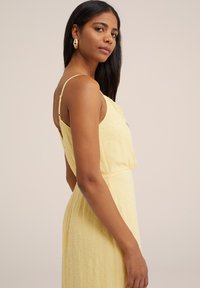 WE Fashion Společenské šaty - yellow