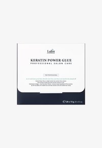 Pakowane w czarno-białe pudełko, kuracja do włosów Keratin Power Glue zawiera 20 saszetek, każda po 15 g. Tekst podkreśla profesjonalne korzyści dla pielęgnacji włosów.