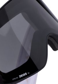 Črna smučarska očala z temnimi lečami, oblazinjenimi robovi in napisom "Lens by ZEISS S3". Gladek, ukrivljen dizajn za varen oprijem.
