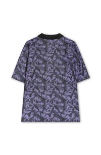 Liemenė su trumpomis rankovėmis, pagaminta iš lengvos medžiagos, su purpuriniu ir juodu abstrakčiu raštu ir tvirtu juodu apykakle.