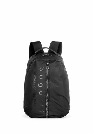 Zwarte rugzak met gevoerde schouderbanden, verticale ritssluiting aan de voorkant en verticale tekst "bugatti ALWAYS ON THE WAY" op het voorpaneel.