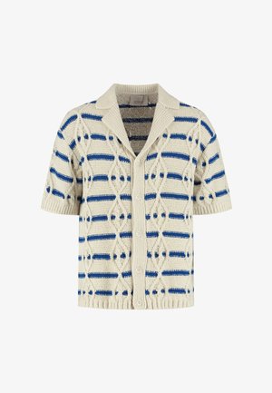 Kremowy, dziergany kardigan z krótkim rękawem, z niebieskimi poziomymi paskami, wzorem splotu diamentowego, ściągaczami na mankietach i kołnierzu oraz zapinany na guziki z przodu.