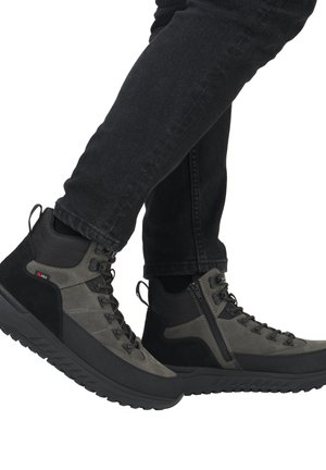 Graue Wanderschuhe aus Wildleder und synthetischem Material, mit einem strukturierten Design, hohem Knöchelstütz und einem Reißverschluss.