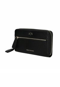 Cartera de cuero negro con cierre de cremallera, que presenta herrajes dorados, logotipo en relieve y un acabado texturizado. Diseño delgado con bolsillo exterior.