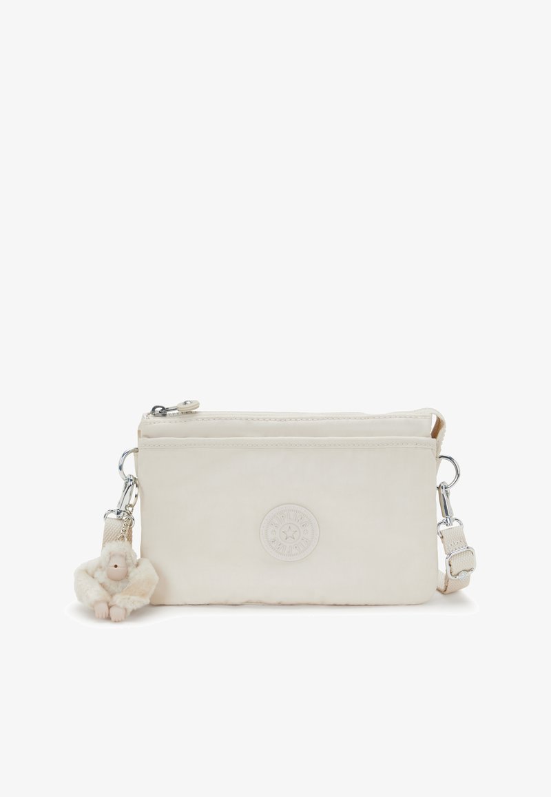 Borsa a tracolla beige realizzata in morbido tessuto, dotata di chiusura con zip, logo impresso e un portachiavi a forma di scimmia pelosa.