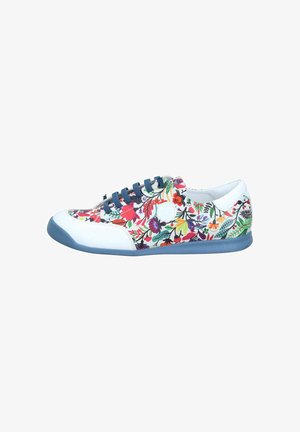 Weißer Sneaker mit blauer Sohle und Schnürsenkeln, verziert mit bunten Blumen- und Blättermustern auf dem gesamten Stoffoberteil.