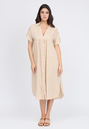 Beige, lichtgewicht, korte mouwen jurk met een kraag, V-hals, knoopsluiting en zijsplitten. Gladde textuur. Casual ontwerp.
