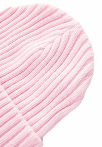Rosa gestrickte Mütze mit Rippenstruktur. Der Stoff zeigt feine Nähte, die vertikale Linien rund um die Mütze bilden.