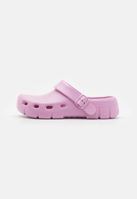 Rosa gummiskoff med bakrem, som har ventilasjonshull og en tykk såle. Glatt tekstur med et minimalistisk design.