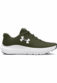 Baskets de sport vertes avec une tige en mesh texturé et une semelle blanche amortissante. Les caractéristiques incluent un design à lacets et un logo bien en vue sur le côté.