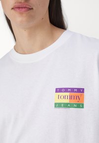 Tommy Jeans TJM REG SUMMER FLAG TEE EXT - Camiseta estampada - white