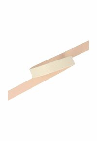 Dos tiras de cinta, una de un suave rosa y otra de un crema texturizado, dispuestas diagonalmente con la cinta crema superpuesta sobre la rosa.