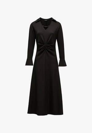 Zwarte jurk met lange mouwen, V-hals en een geplooid lijfje. Uitlopende mouwen en een gladde stofstructuur voor een strakke silhouette.