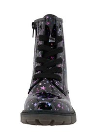 Černé lakované kotníkové boty se vzorem hvězd v purpurové a růžové barvě, s černými tkaničkami a texturovanou podešví. Zip na boku.