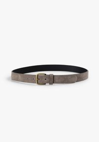 Cinturón de ante gris con un interior liso negro, que cuenta con una hebilla de latón, cinco agujeros de ajuste y un diseño limpio y minimalista.