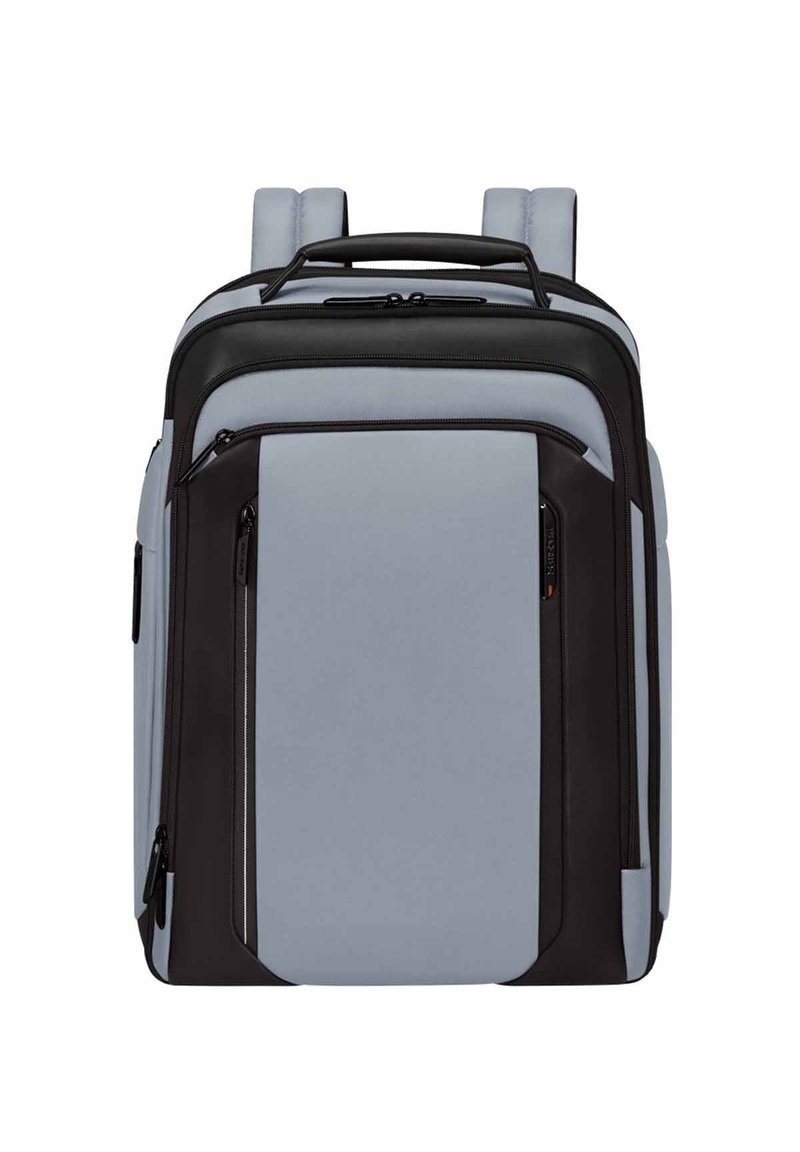 Zaino grigio e nero di forma rettangolare, con spallacci imbottiti, maniglia superiore, tasca frontale con zip e design elegante.