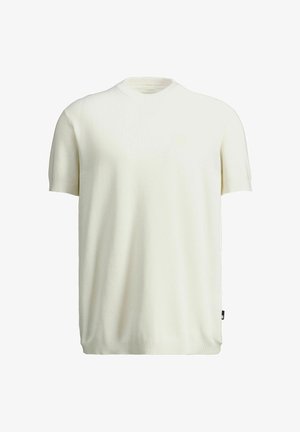 Biely pletený sveter s krátkym rukávom, okrúhlym výstrihom a žíhanou textúrou, s jemným tónovaným logom na hrudi, zobrazený na jednoduchom pozadí.