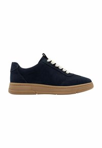 Navyblaue Wildledersneaker mit einer beigefarbenen Gummisohle, weißen Schnürsenkeln und einer schwarzen Schlaufe am Fersenbereich. Glatte Textur und schlichtes Design.