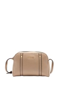 Beżowa skórzana torebka o zaokrąglonym kształcie, z złotymi akcentami i bocznym uchwytem. Posiada pionowe przeszycia oraz logo LIU JO z przodu.