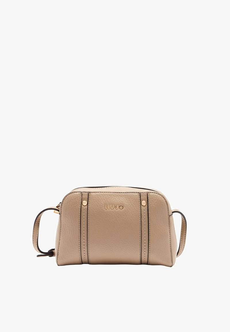 Beżowa skórzana torebka o zaokrąglonym kształcie, z złotymi akcentami i bocznym uchwytem. Posiada pionowe przeszycia oraz logo LIU JO z przodu.