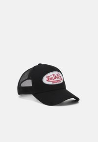 Zwarte pet met een gebogen rand, mesh achterkant en een witte ovale patch met rode tekst: "Von Dutch ORIGINALS." Gestructureerd ontwerp en verstelbare pasvorm.