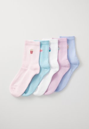 Sæt med fem ribbede sokker i pastelnuancer: pink, lyseblå, hvid, lyslilla og mørkeblå. Har legesyg mad-tema broderi.
