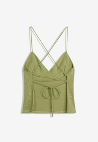 Olivgrünes Tanktop mit überkreuzten Trägern, dekorativer floralem Perlenstickerei an der Seite und einem gebundenen Taillendetail. Glatte Stofftextur.