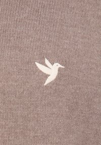 Maglione lavorato a maglia in morbido tessuto color taupe con una superficie testurizzata, caratterizzato da un piccolo colibrì ricamato in bianco sul lato sinistro.